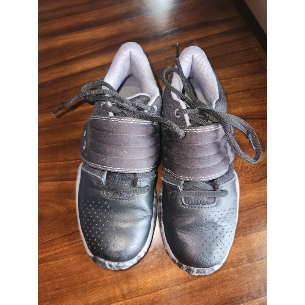 Under Armour Zone BB basketball shoes Boys 2.5 youth